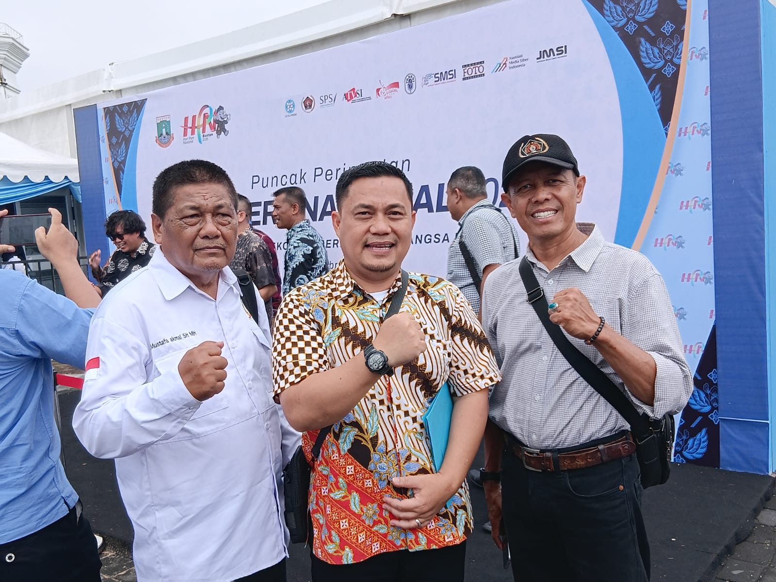 Kadis Kominfo, Ketua PWI Tanahdatar dan Penasehat foto bersama usai acara puncak HPN. (chandra antoni)